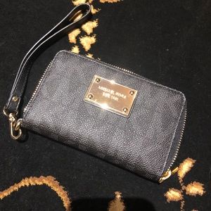 💯 Michael Kors Wristlet 💯